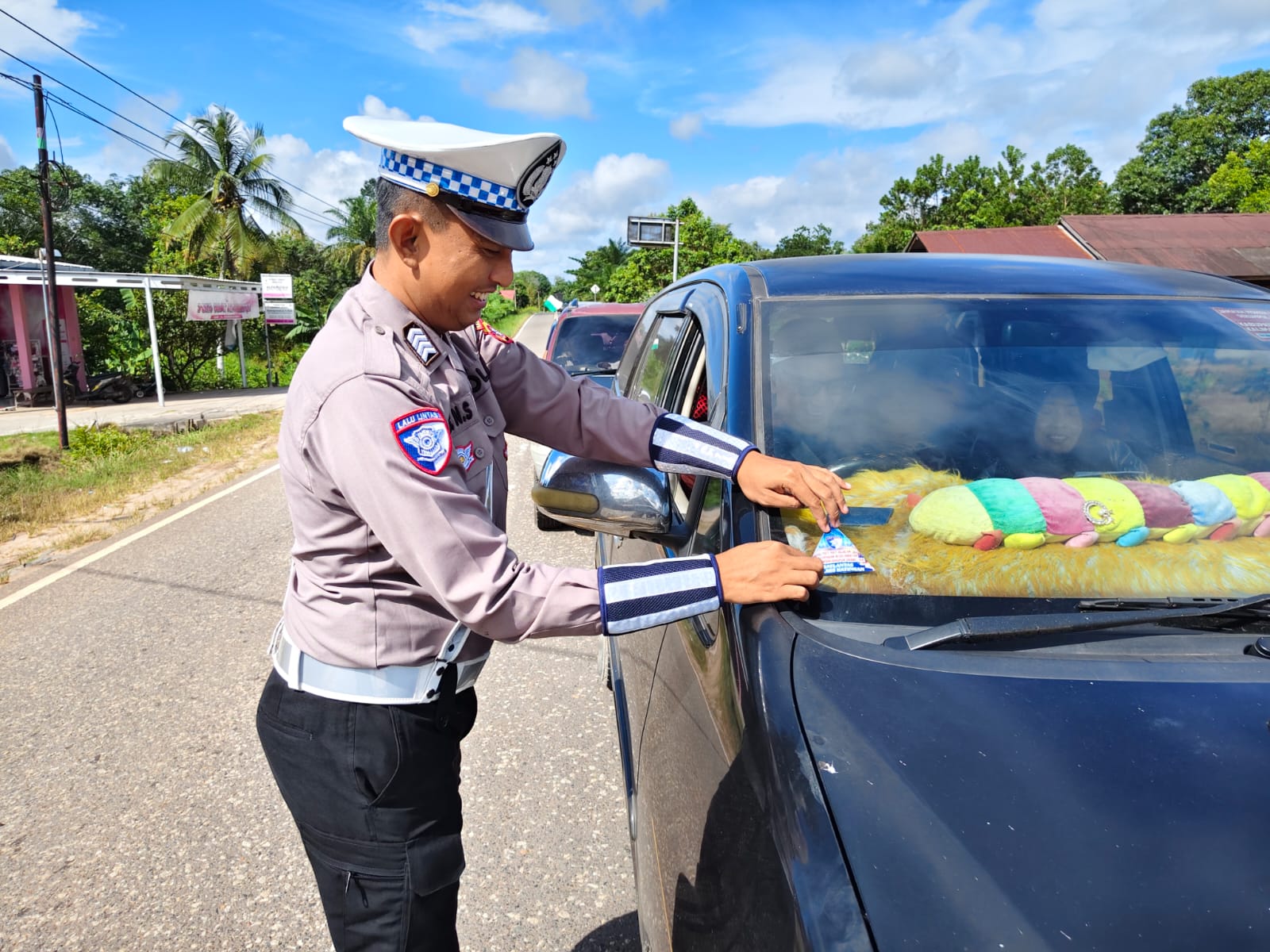 Satlantas Polres Katingan Laksanakan Pemasangan Stiker Ops Lilin Telabang 2025