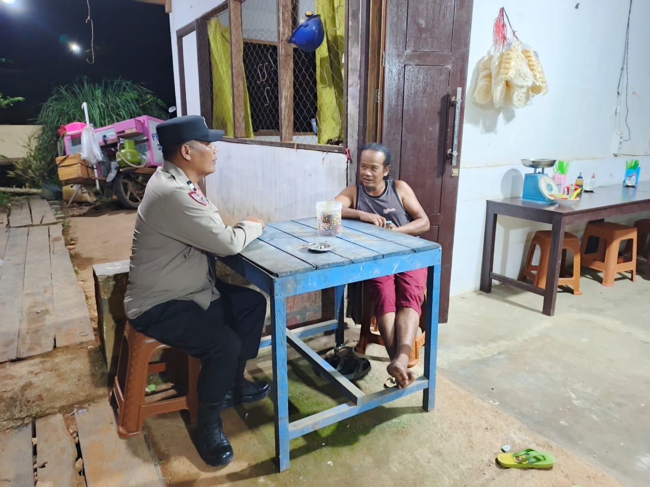 Personel Polsek lamandau melaksanakan sambang kerumah warga