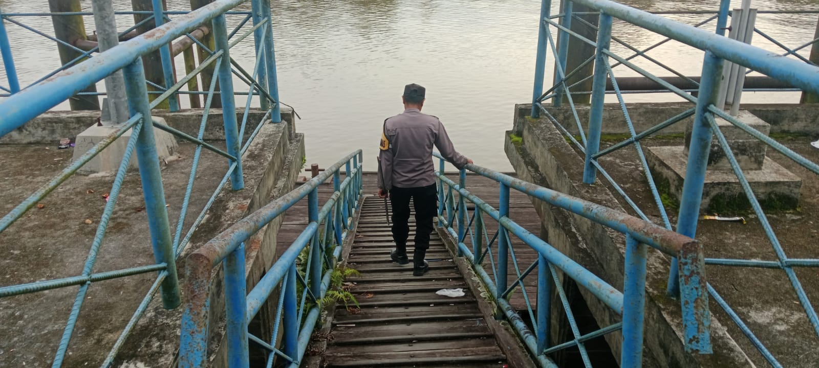 Piket Polsek Bulik Cek debit air di Kelurahan Nanga Bulik