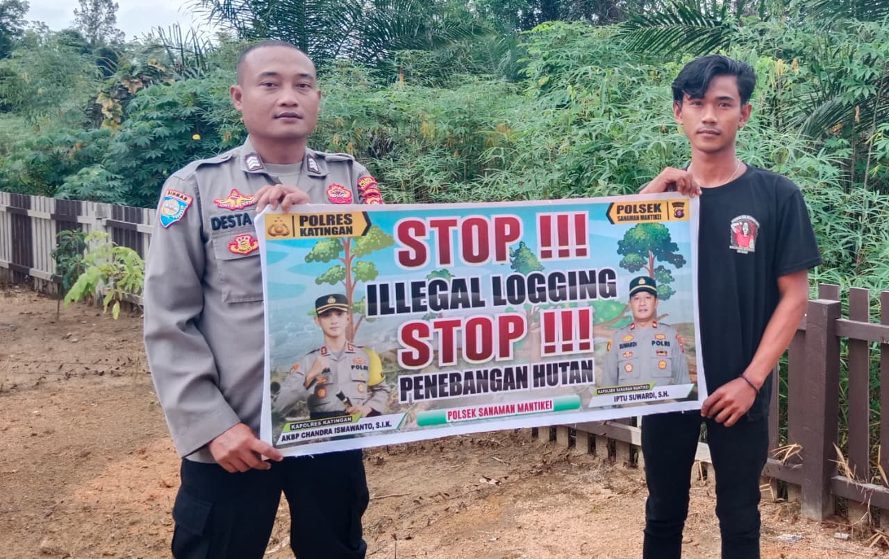 Bhabinkamtibmas laksanakan Sosialisasikan tentang larangan dan sangsi Pidana bagi pelaku Ileggal Logging kepada masyarakat di Desa Binaan.