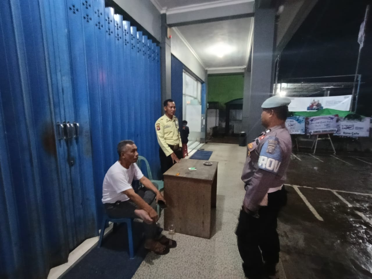 Piket Polsek Bulik Sosialisasikan Tentang Layanan Hotline 110 kepada Masyarakat