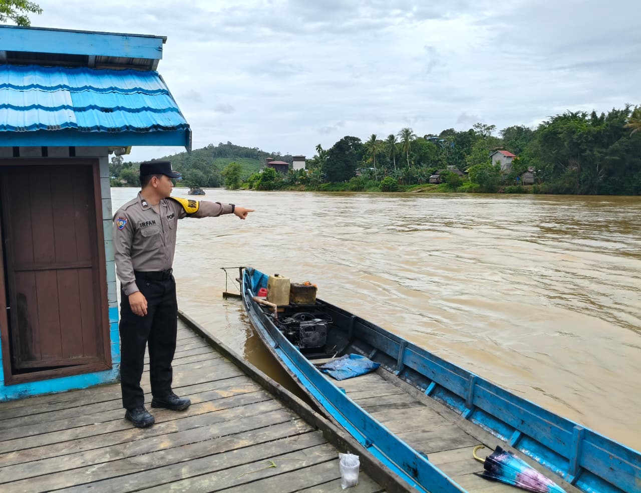 Antisipasi Bencana Banjir, Piket Polsek Marikit Pantau Situasi Debit air Das Katingan.