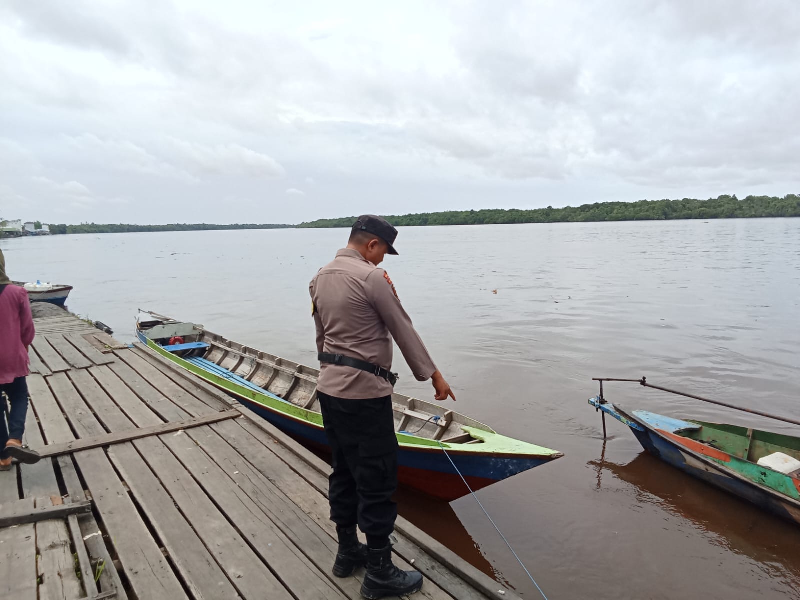Dalam Rangka Mendukung Program Pemerintah, Bhabinkamtibmas Desa Kampung melayu Polsek Mendawai Cek Lokasi Pemanfaatan Lahan Pekarangan Warga