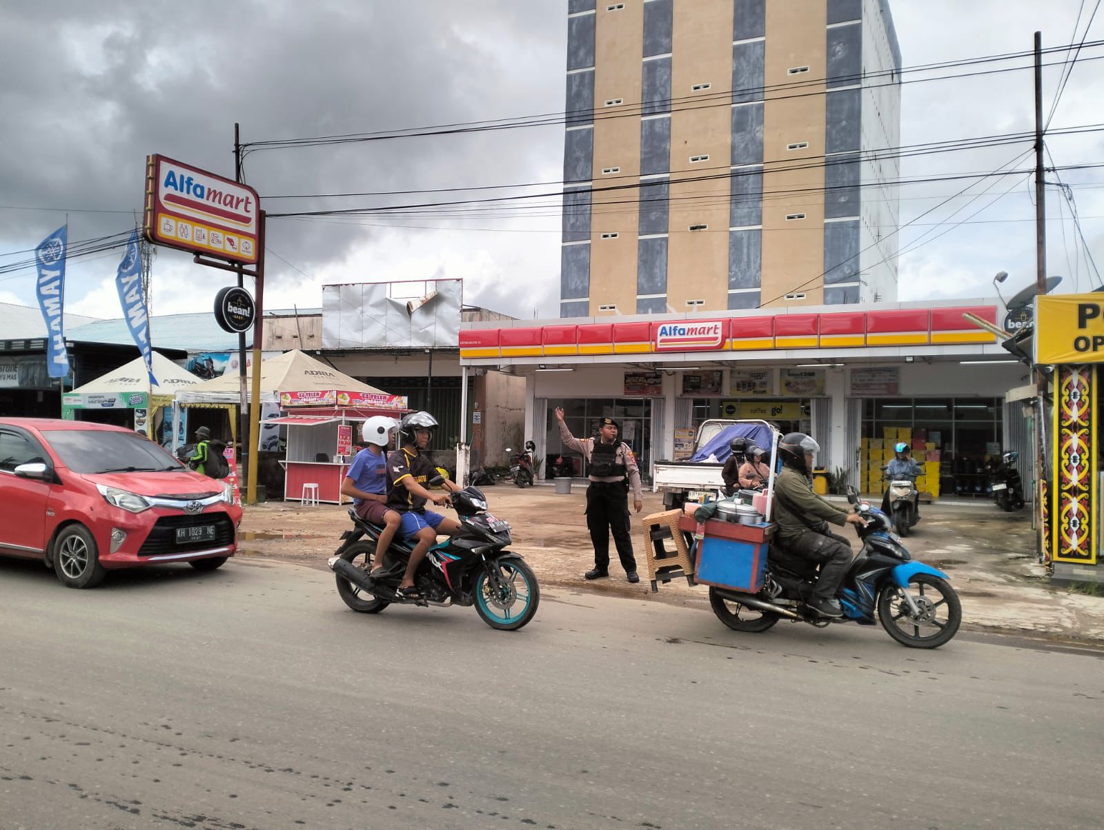 Sat Samapta Polres Katingan Lakukan Pengaturan Lalu Lintas di Pagi Hari: Jaga Keselamatan Pengendara Saat Arus Mudik Natal dan Tahun Baru
