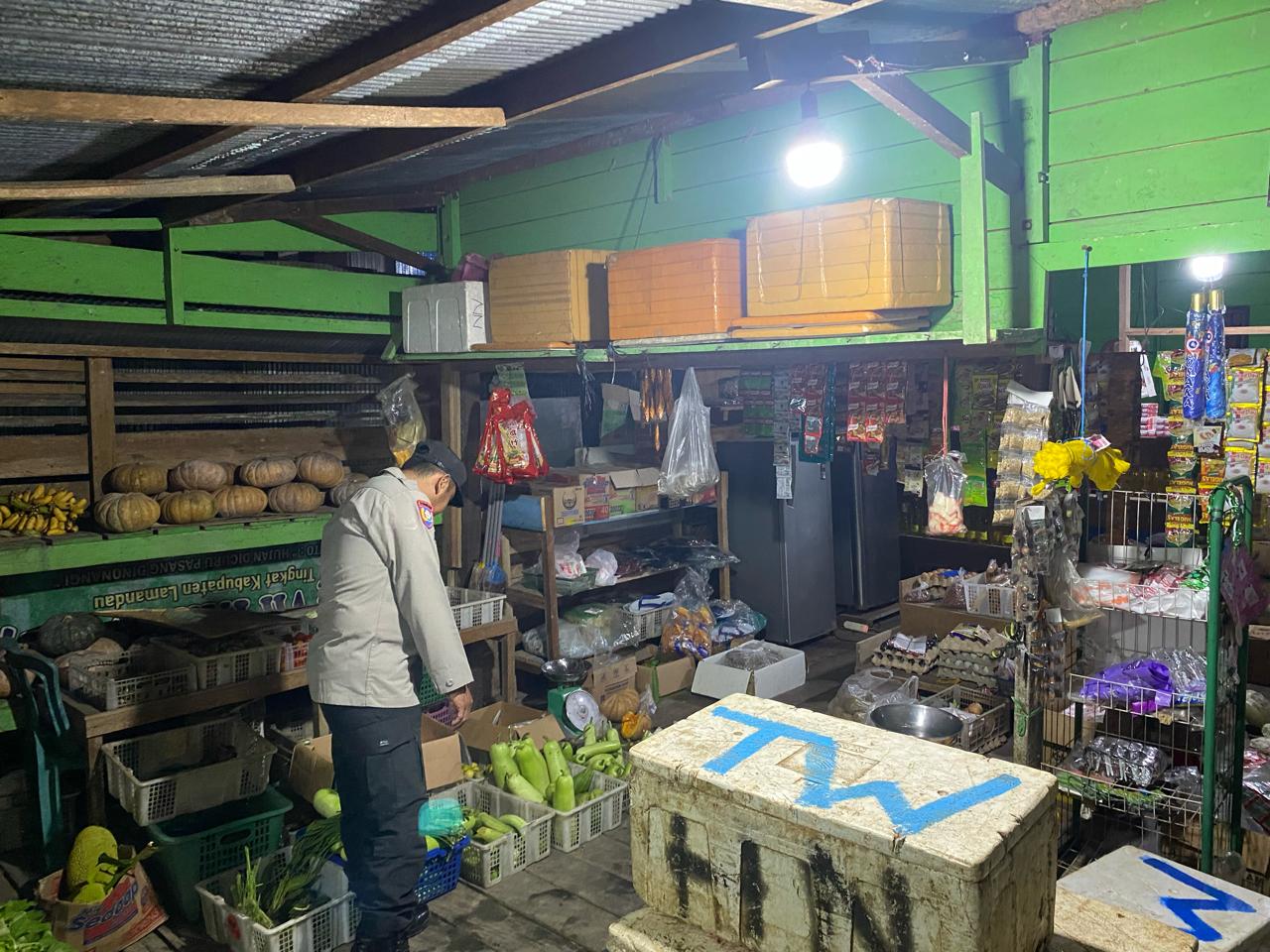 Piket Polsek laksanakan Patroli di Pasar di Wilkum Polsek Delang