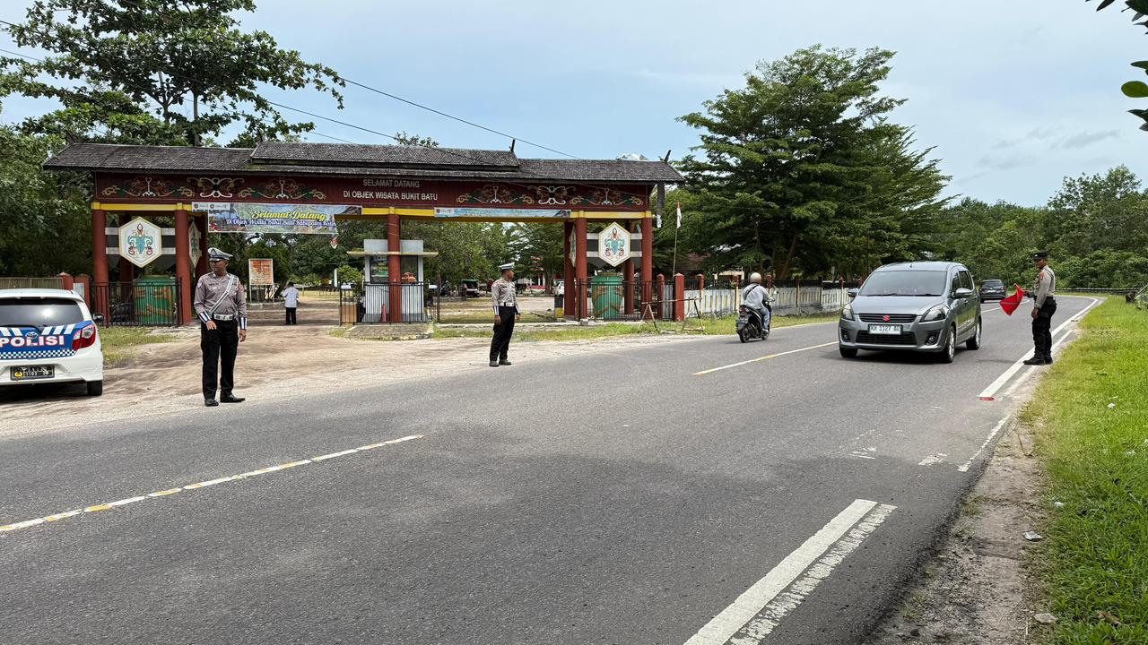 Tidak Menggunakan Helm Saat Berkendara Personel Satlantas Berikan Teguran Humanis.
