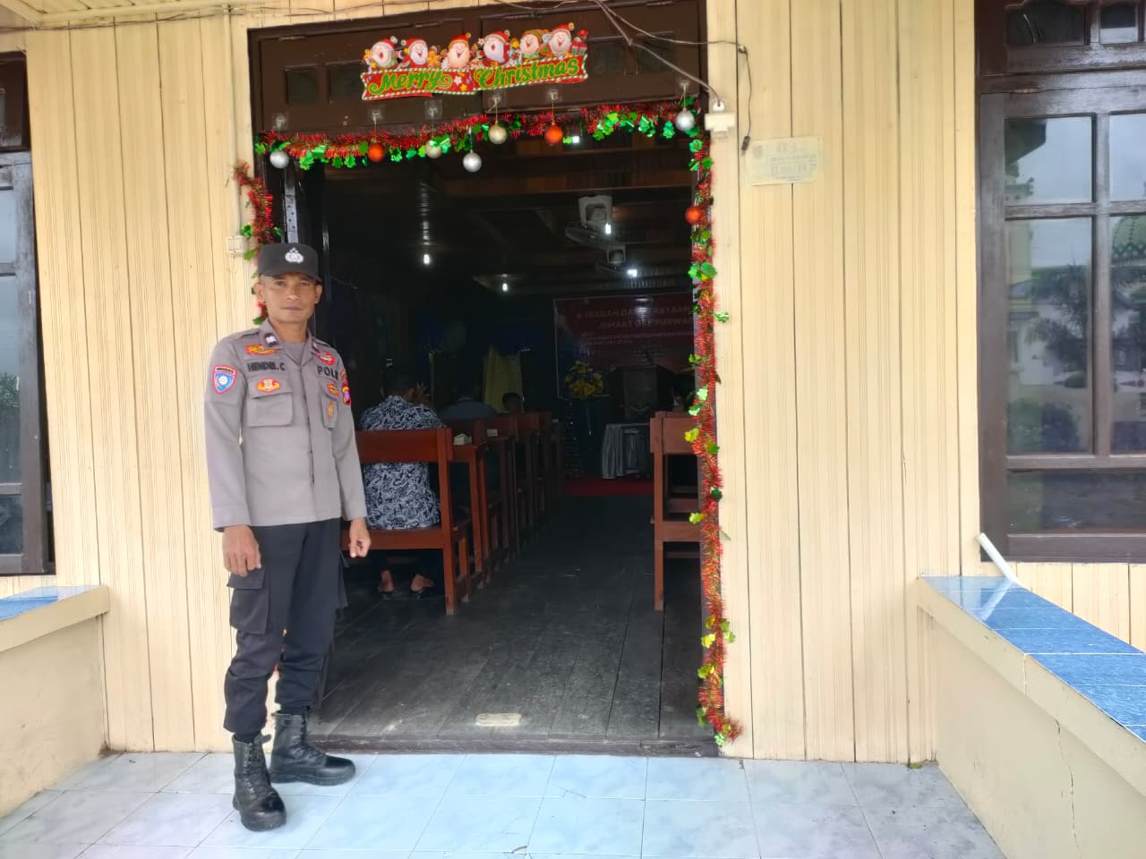 Personel Polsek Sematu Jaya Laksanakan Pengamanan Gereja