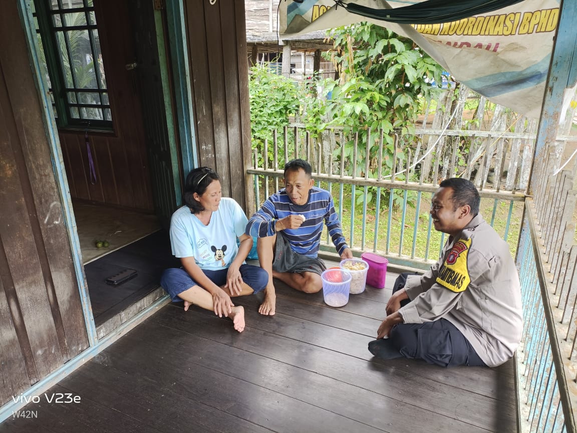 Piket Polsek Delang melaksanakan Silaturahmi ke warga masyarakat