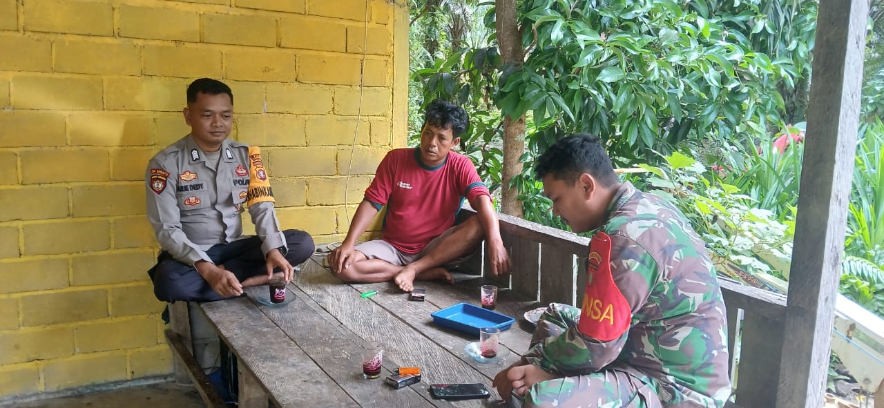 Personil Polsek Sambang Masyrakat yang Sedang Bersantai