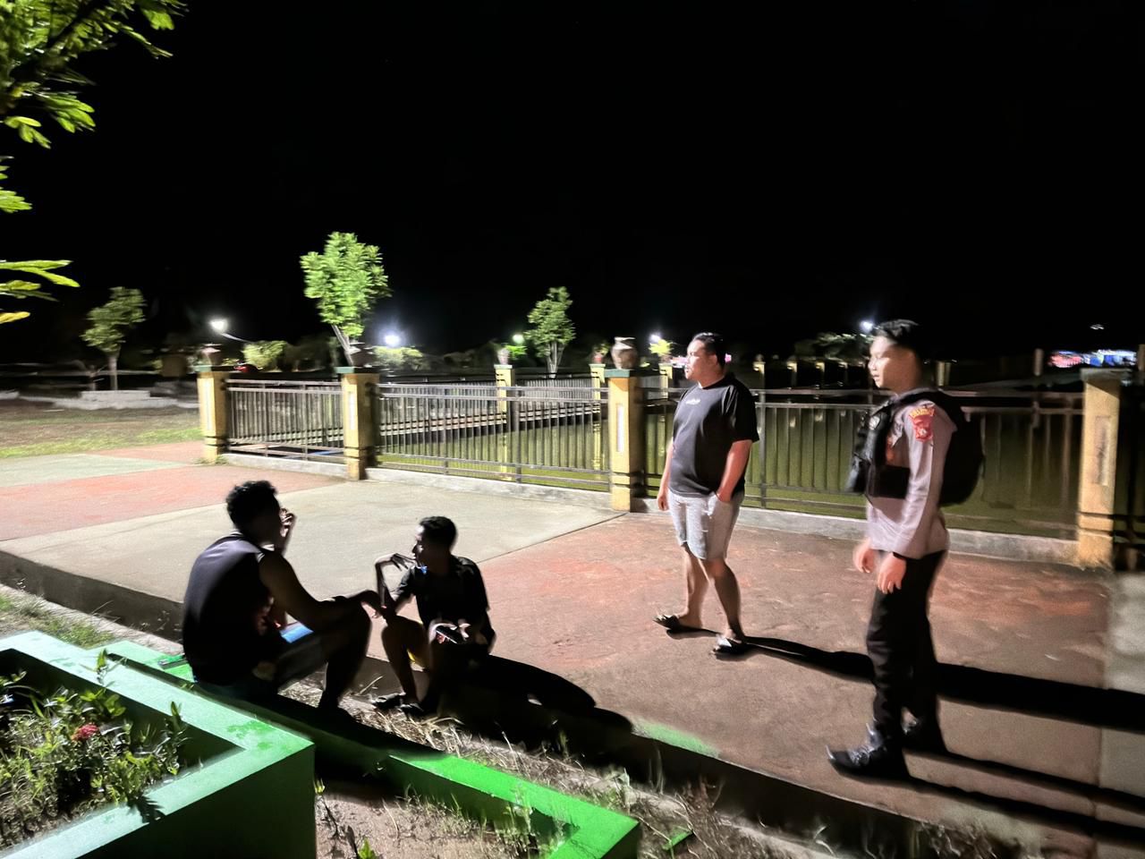 Piket Sat Samapta Polres Lamandau Patroli Malam dan Sambangi Remaja yang Nongkrong untuk Cegah Gangguan Kamtibmas