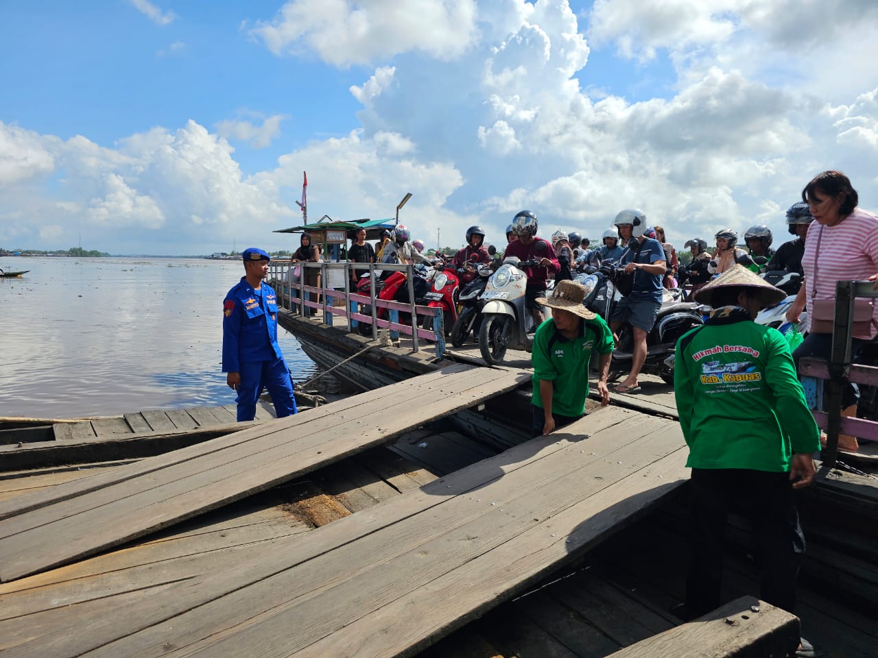 ‎Ditpolairud Polda Kalteng Gelar Pengamanan Alur Penyeberangan Sungai: Masyarakat Aman dan Nyaman!