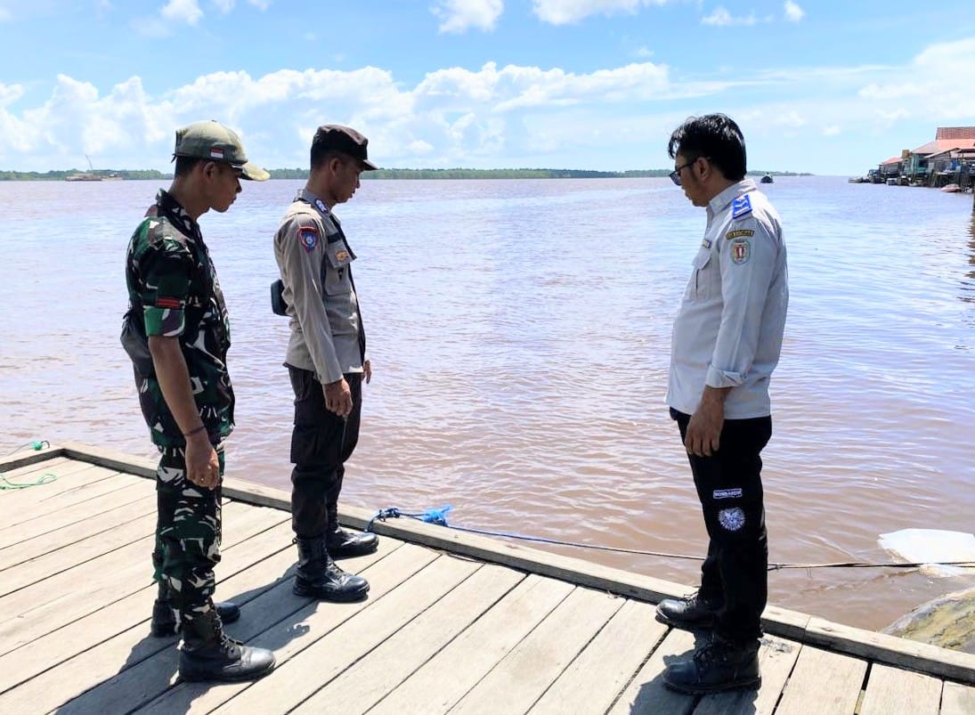 Antisipasi Bencana Banjir, Personil Polsek Katingan Kuala Rutin Melakukan Pengecekan Debit Air Di Wilayahnya