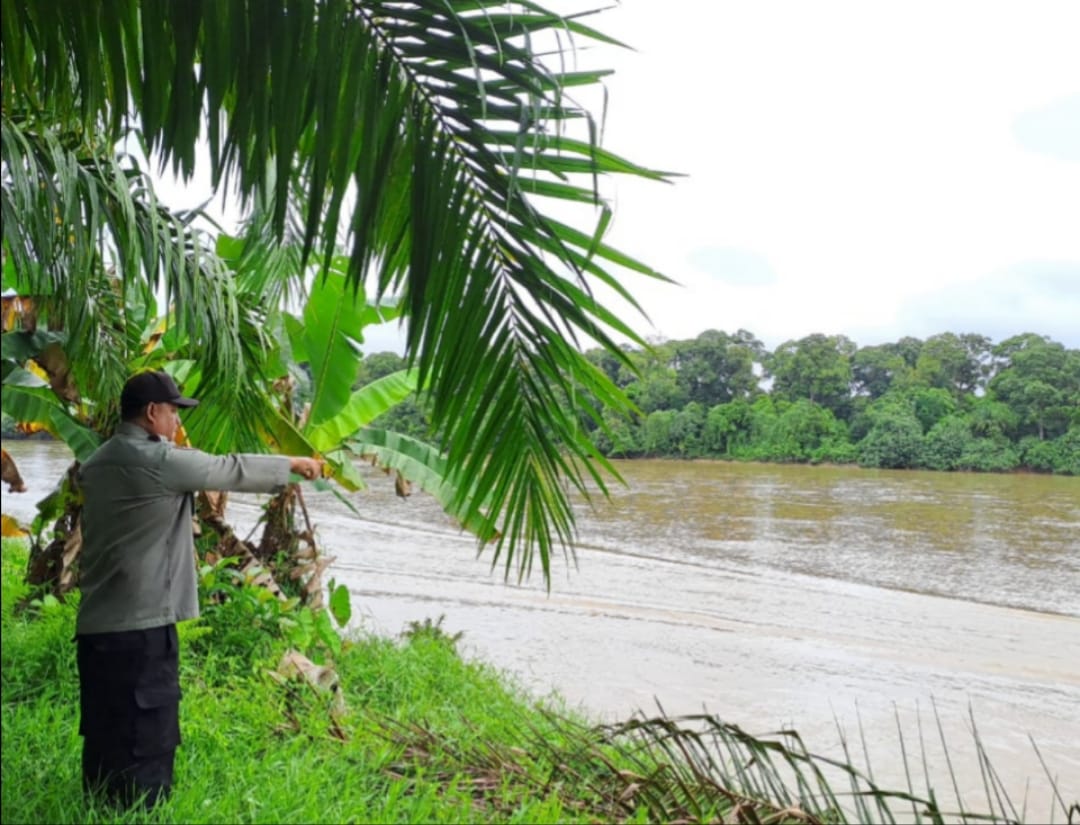 Deteksi Banjir, Polsek Tewang Sangalang Garing dan Pulau Malan Cek Ketinggian Debit Air