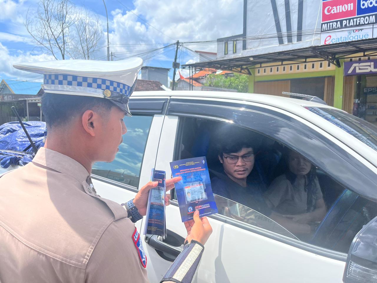 *Pembagian Brosur Keselamatan Berlalu Lintas Kepada masyarakat.*