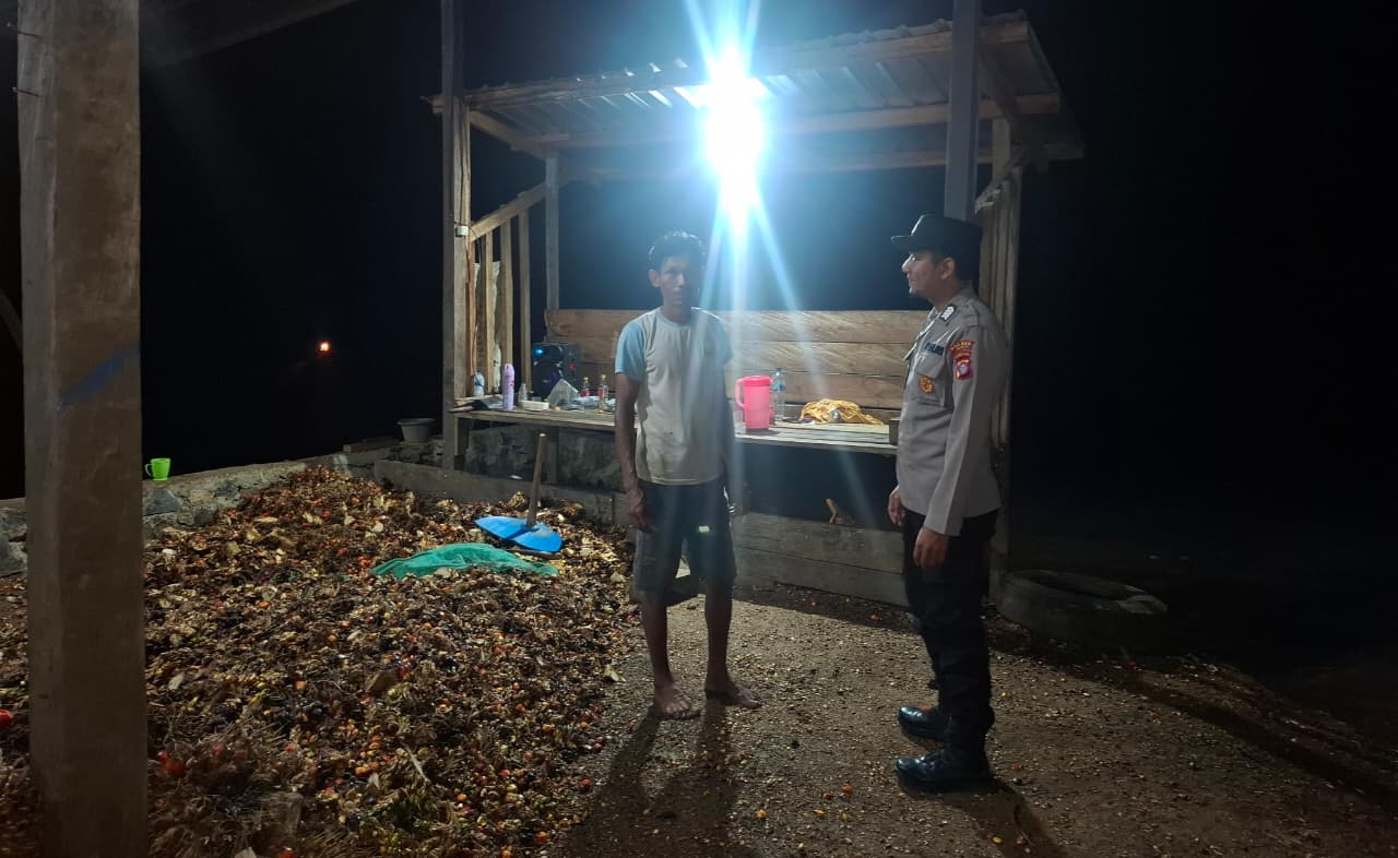 Piket Polsek Silaturahmi kepada Masyarakat yang sedang bekerja