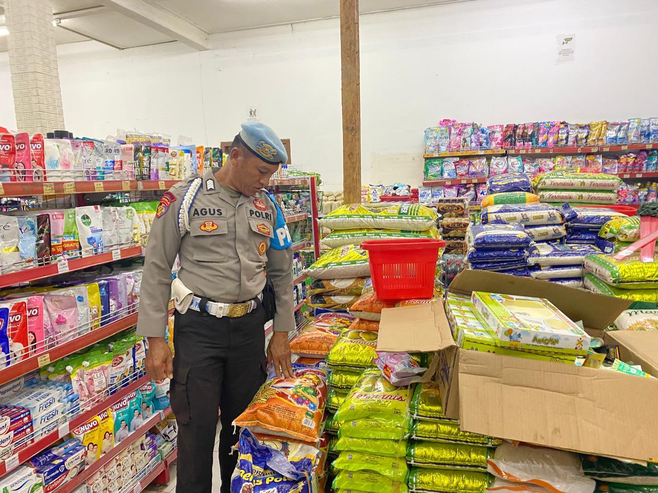 Piket Polsek Patroli kepertokoan diwilkum Polsek Sematu Jaya