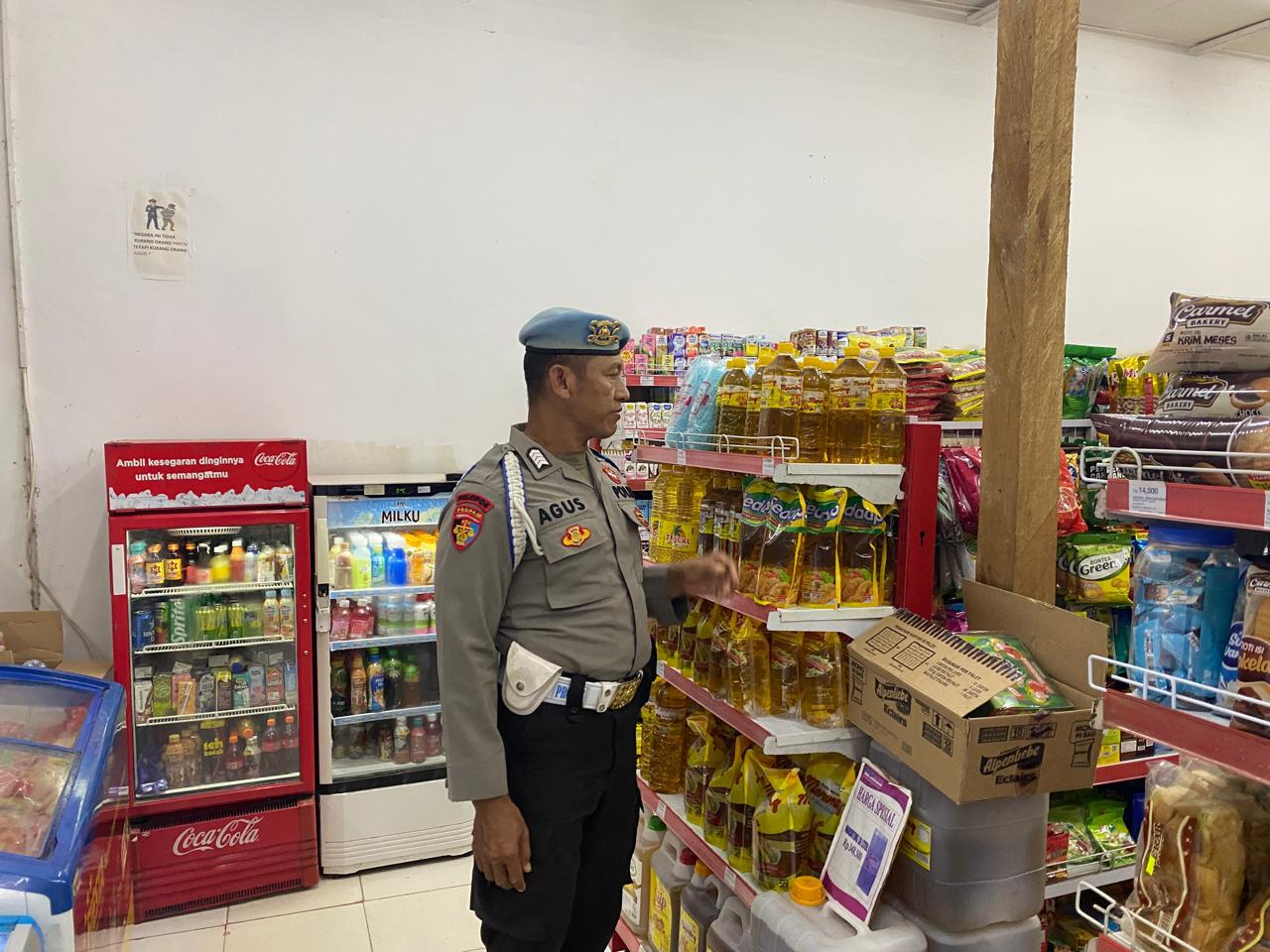Piket Polsek Patroli kepertokoan diwilkum Polsek Sematu Jaya