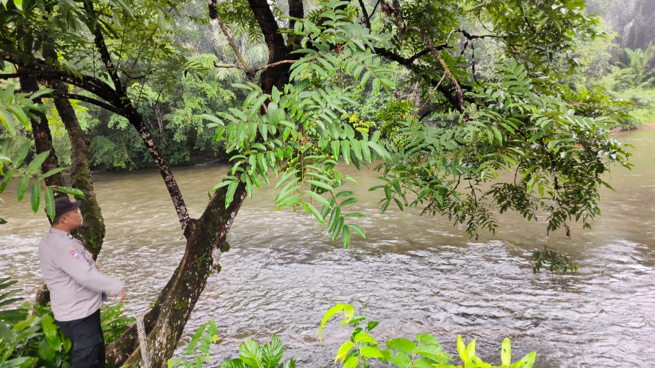 Piket Polsek Delang cek debit air DAS Delang