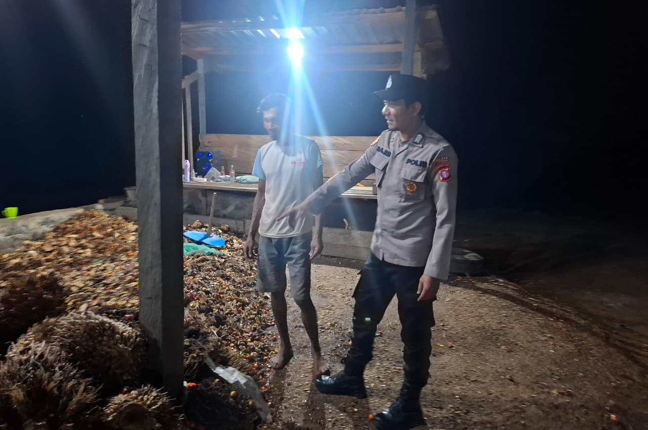 Piket Polsek Silaturahmi kepada Masyarakat yang sedang bekerja