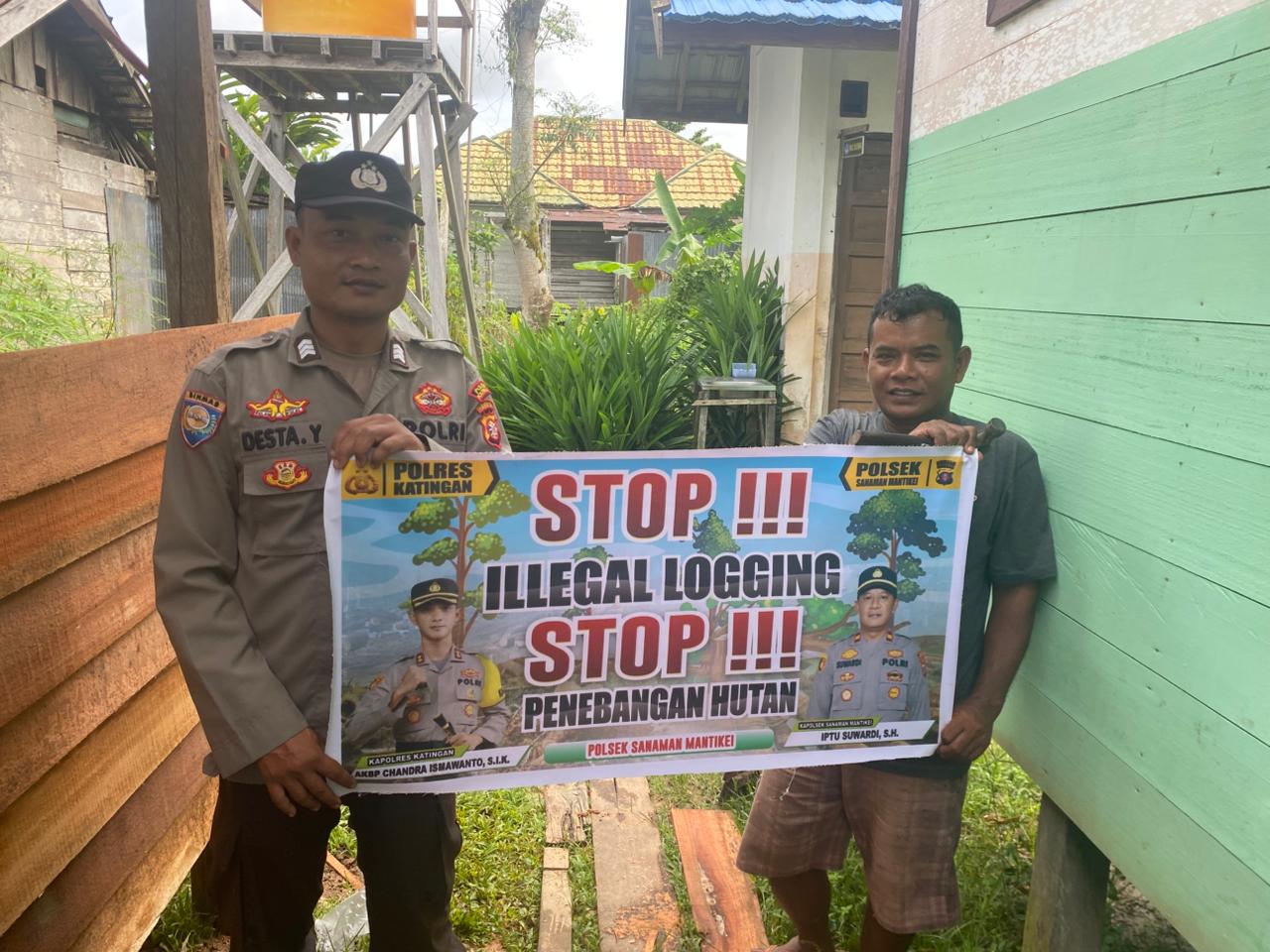 Bhabinkamtibmas laksanakan Sosialisasi kan tentang larangan dan sangsi Pidana bagi pelaku Ileggal Logging kepada masyarakat di Desa Binaan.