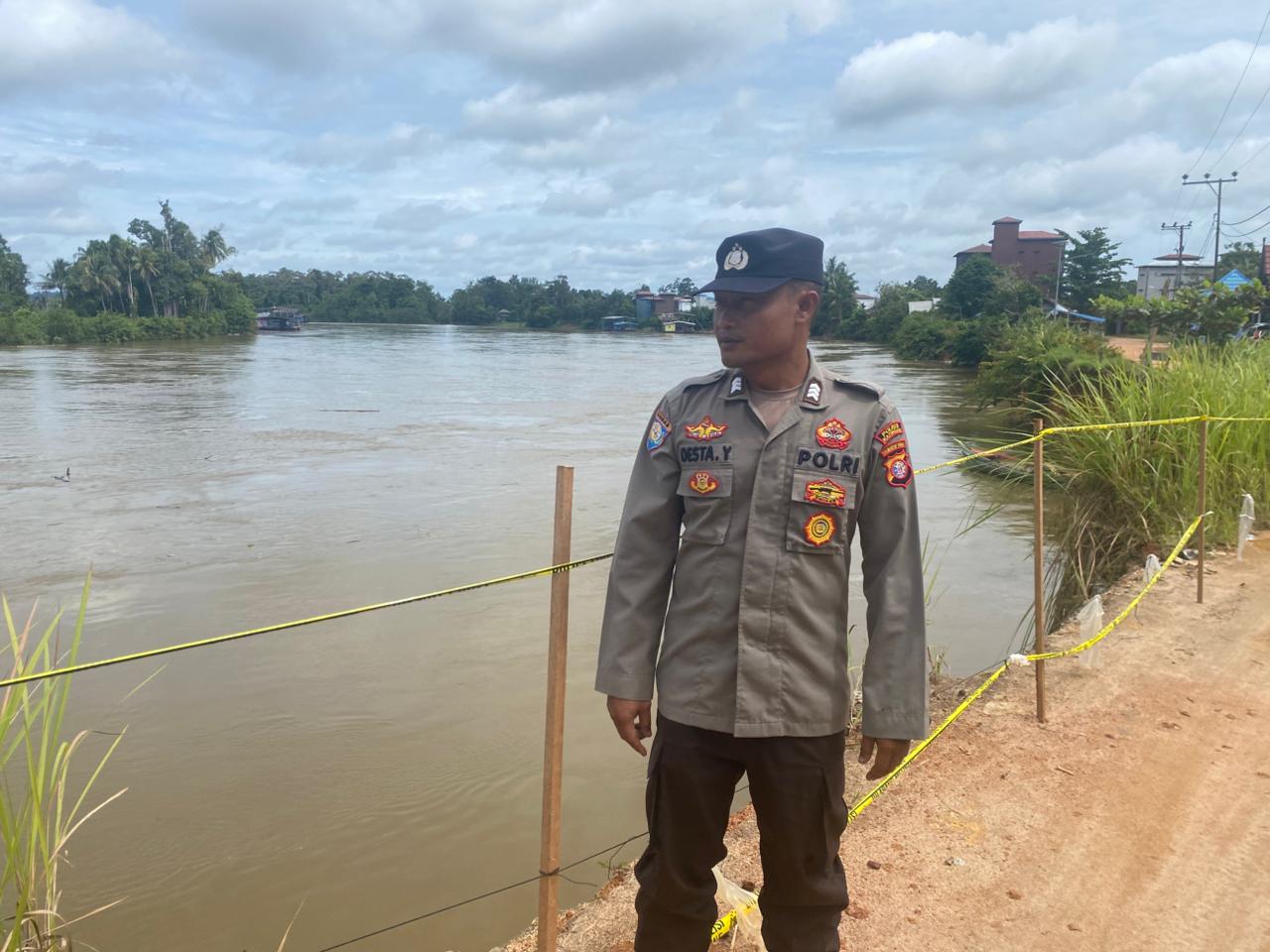 Bhabinkamtibmas laksanakan Sosialisasi kan tentang larangan dan sangsi Pidana bagi pelaku Ileggal Logging kepada masyarakat di Desa Binaan.