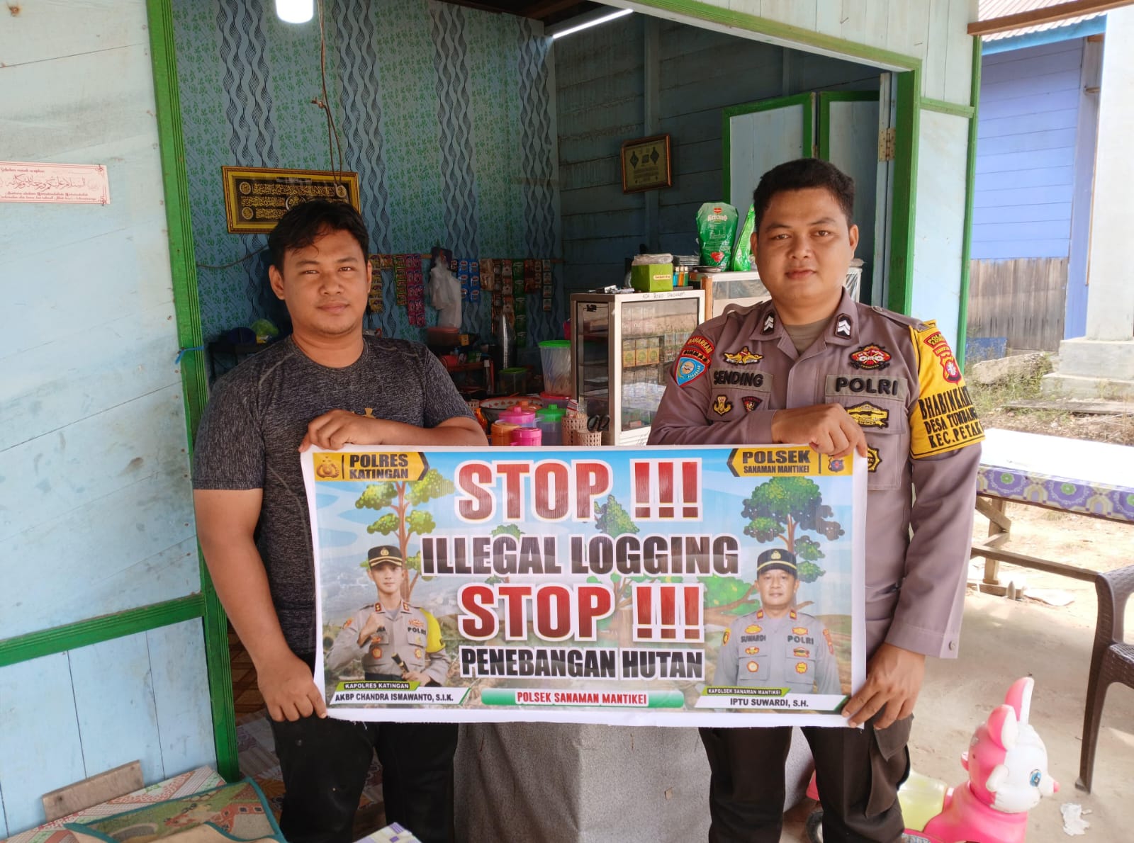 Bhabinkamtibmas laksanakan Sosialisasikan tentang larangan dan sangsi Pidana bagi pelaku Ileggal Logging kepada masyarakat di  Desa Binaan.