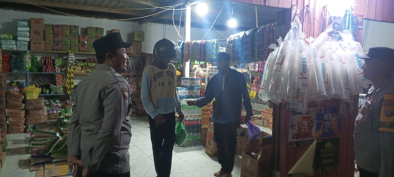 Personel Polsek Lamandau Sambangi Masyarakat yang Sedang Berbelanja, Berikan Imbauan Kamtibmas