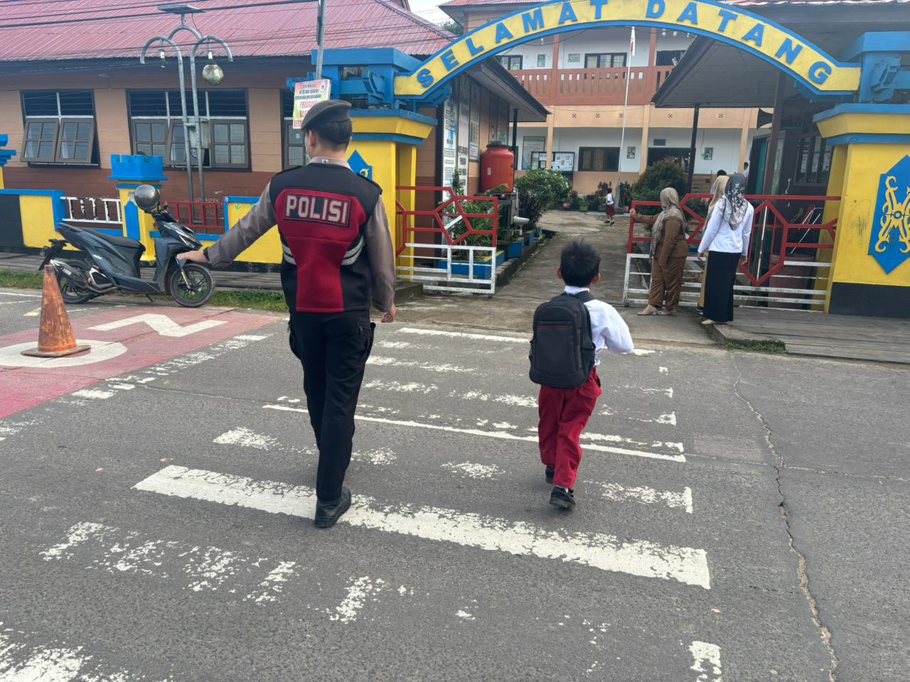 Sat Samapta Polres Lamandau Laksanakan Pengaturan Lalu Lintas di Depan Sekolah SD N 2 dan SMP Negeri 1 Bulik