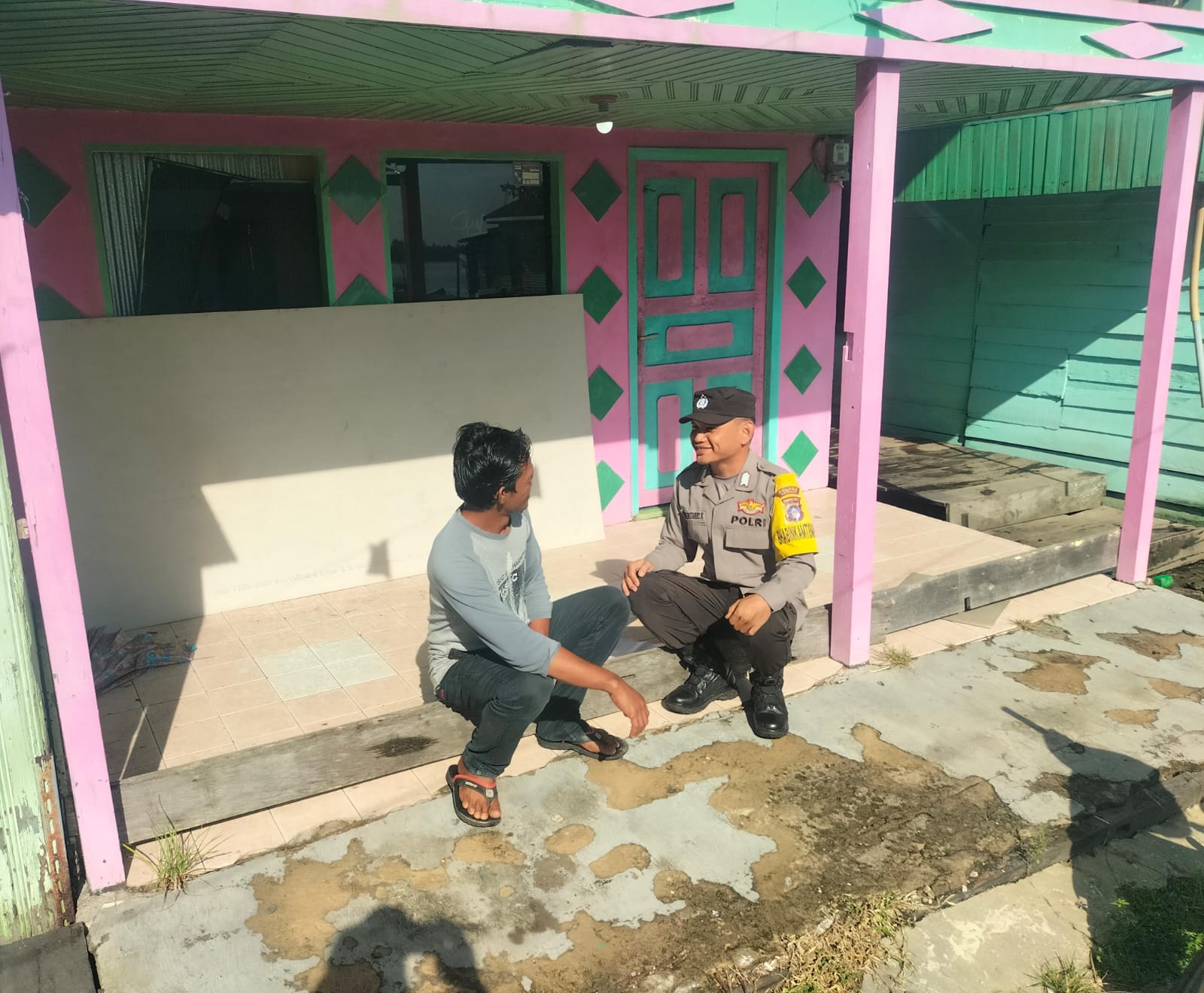 Harkamtibmas , Personil Polsek Katingan Kuala Sambang masyarakat