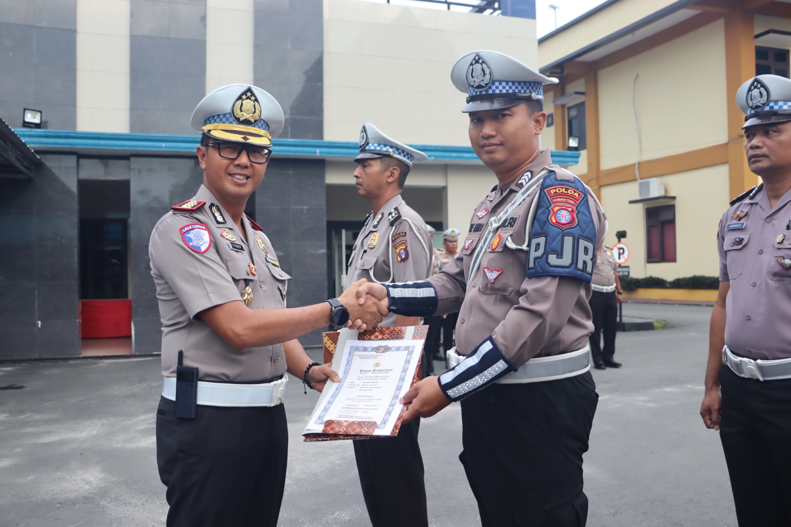 *Tujuh Personel Ditlantas Terima Penghargaan dari Dirlantas Polda Kalteng*