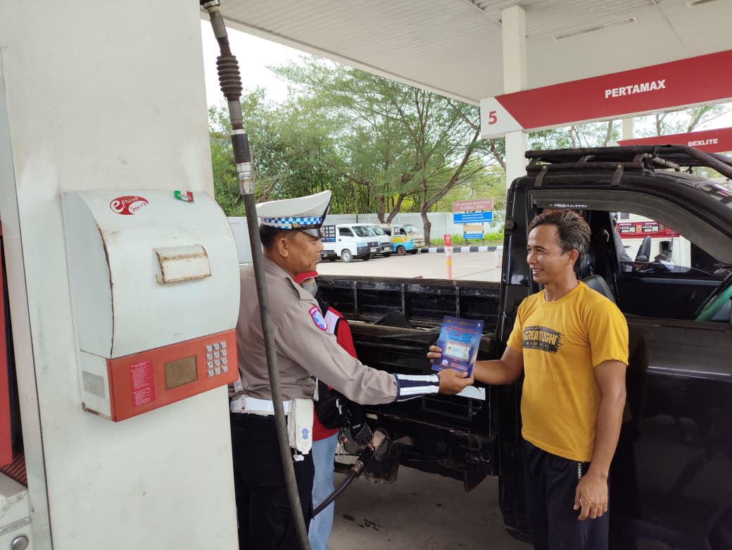 *Pembagian Brosur Keselamatan Berlalu Lintas Kepada masyarakat.*