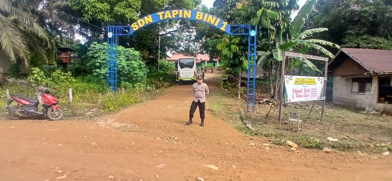 Anggota Polsek lamandau Pengaturan lalu lintas Jalan di Pagi hari