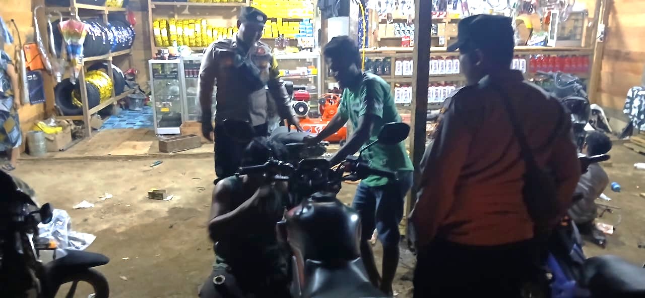 Personel Piket Polsek Lamandau Sambangi Masyarakat yang Bekerja di Bengkel