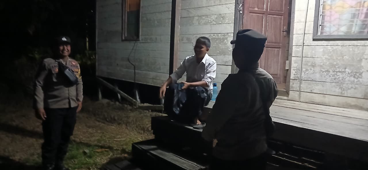 Personel Polsek lamandau melaksanakan sambang kerumah warga