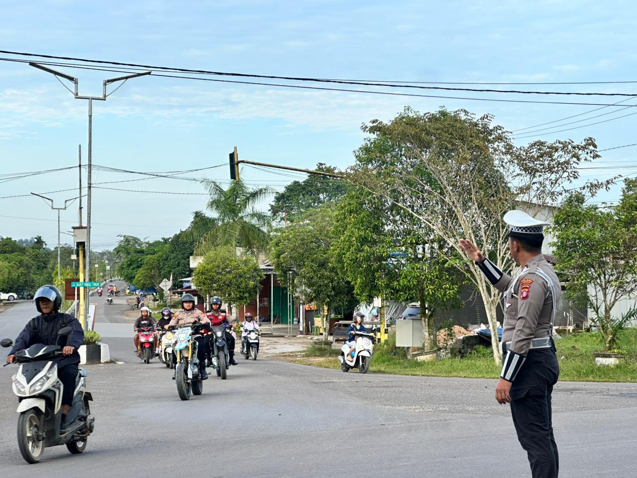Satuan Lantas Polres lamandau Laksanakan Pengaturan Lalin Pada Pagi hari