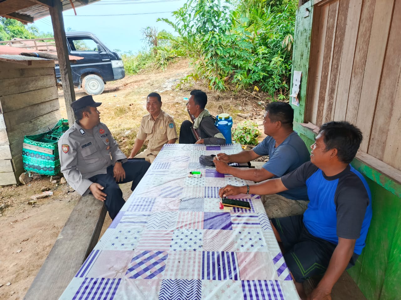 Personel Piket Polsek Lamandau Sambangi Warga yang Berkumpul, Sampaikan Imbauan Harkamtibmas