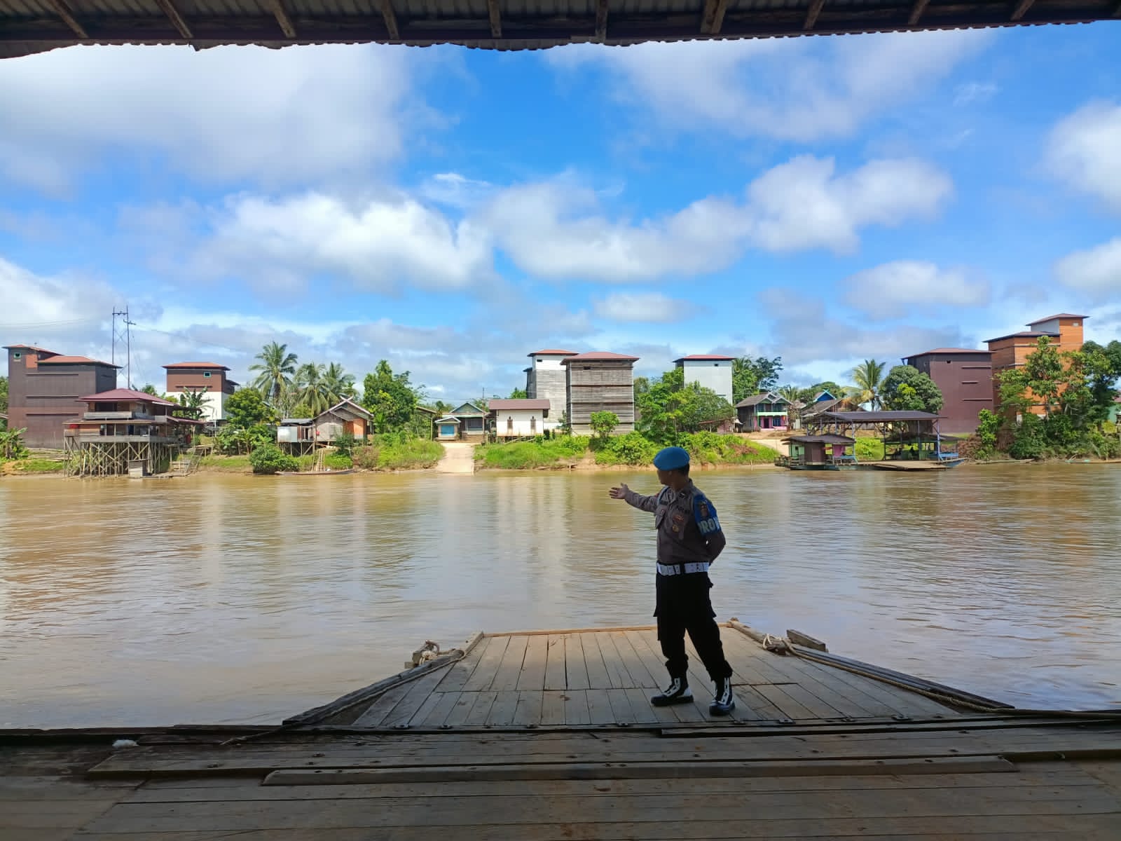 Polsek Marikit Pantau Situasi ketinggian Debit air di Das Katingan untuk antisipasi bencana Banjir.