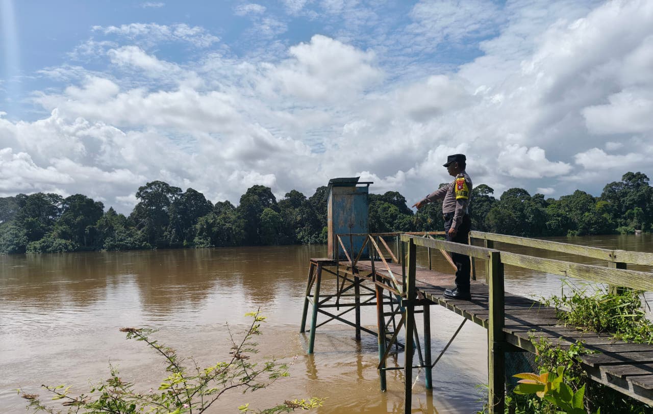 Deteksi Banjir, Polsek Tewang Sangalang Garing dan Pulau Malan Cek Ketinggian Debit Air