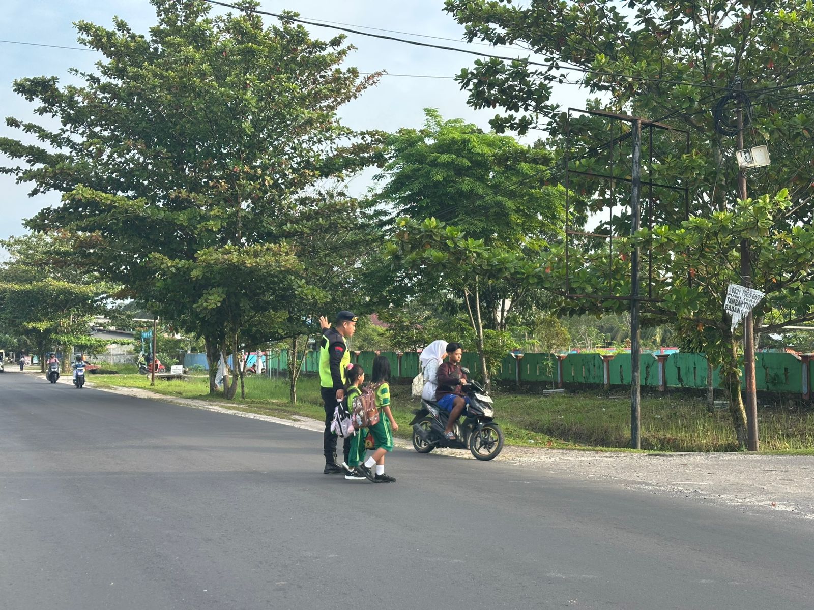 ‎Wujudkan Rasa Aman di Lingkungan Sekolah, Brimob Kalteng Laksanakan Pengaturan Lalu Lintas