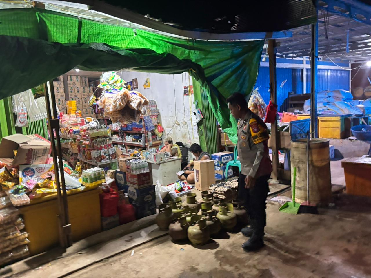 Piket Polsek laksanakan Patroli di Pasar di Wilkum Polsek Delang