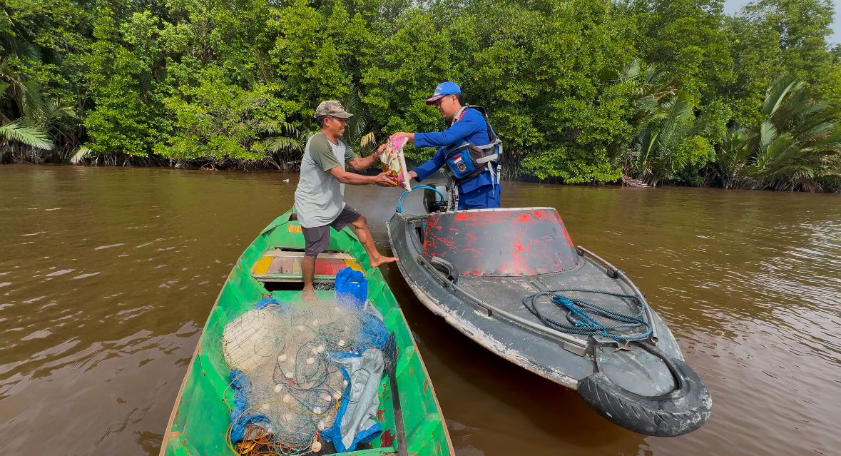 Ditpolairud Polda Kalteng Berikan Bansos Kepada Masyarakat di sekitar Perairan Das Kumai.