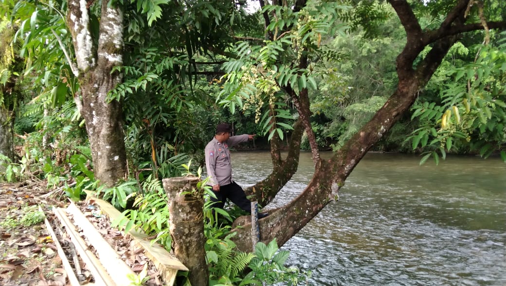 Piket Polsek Delang cek debit air DAS Delang