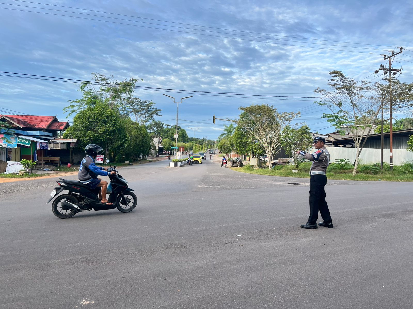 Satuan Lantas Polres lamandau Laksanakan Pengaturan Lalin Pada Pagi hari