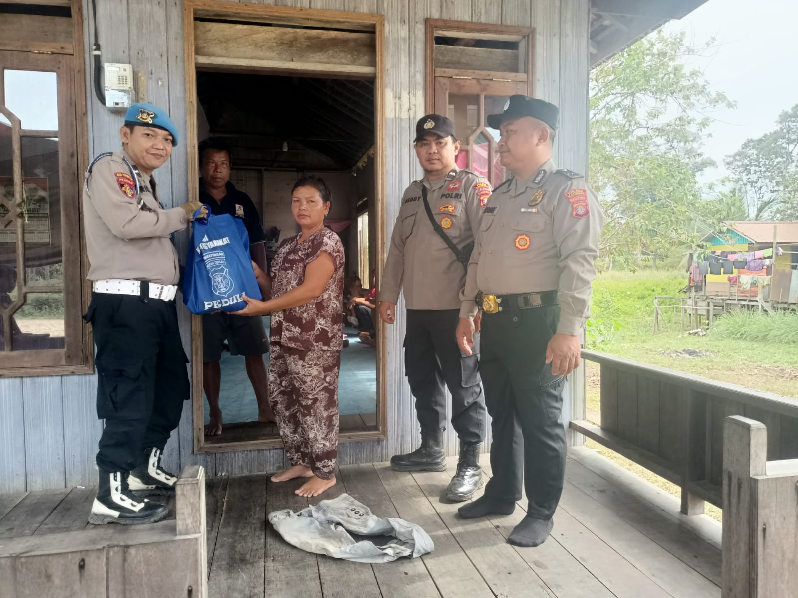 Program BAJAKAH “Berbagi Jumat Berkah”, *Inovasi Polsek Marikit Sambangi Warga Berikan Beberapa Paket Sembako Kepada Masyarakat yang Membutuhkan*
