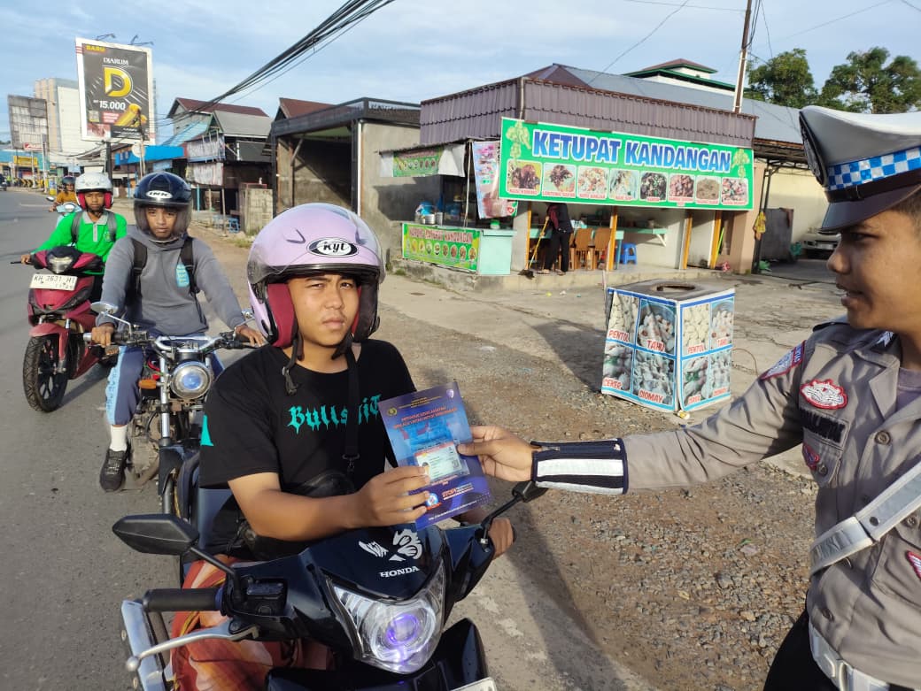 *Pembagian Brosur Keselamatan Berlalu Lintas Kepada masyarakat.*