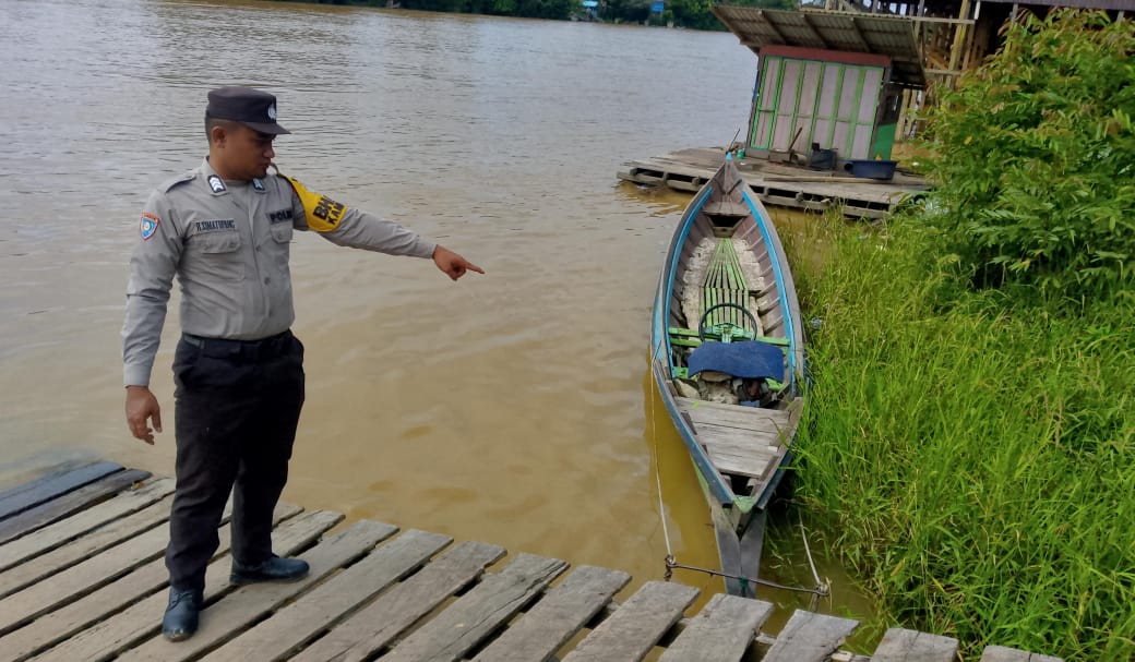 Antisipasi Bencana Banjir, Personil Polsek Marikit Pantau Debit Air DAS Katingan.