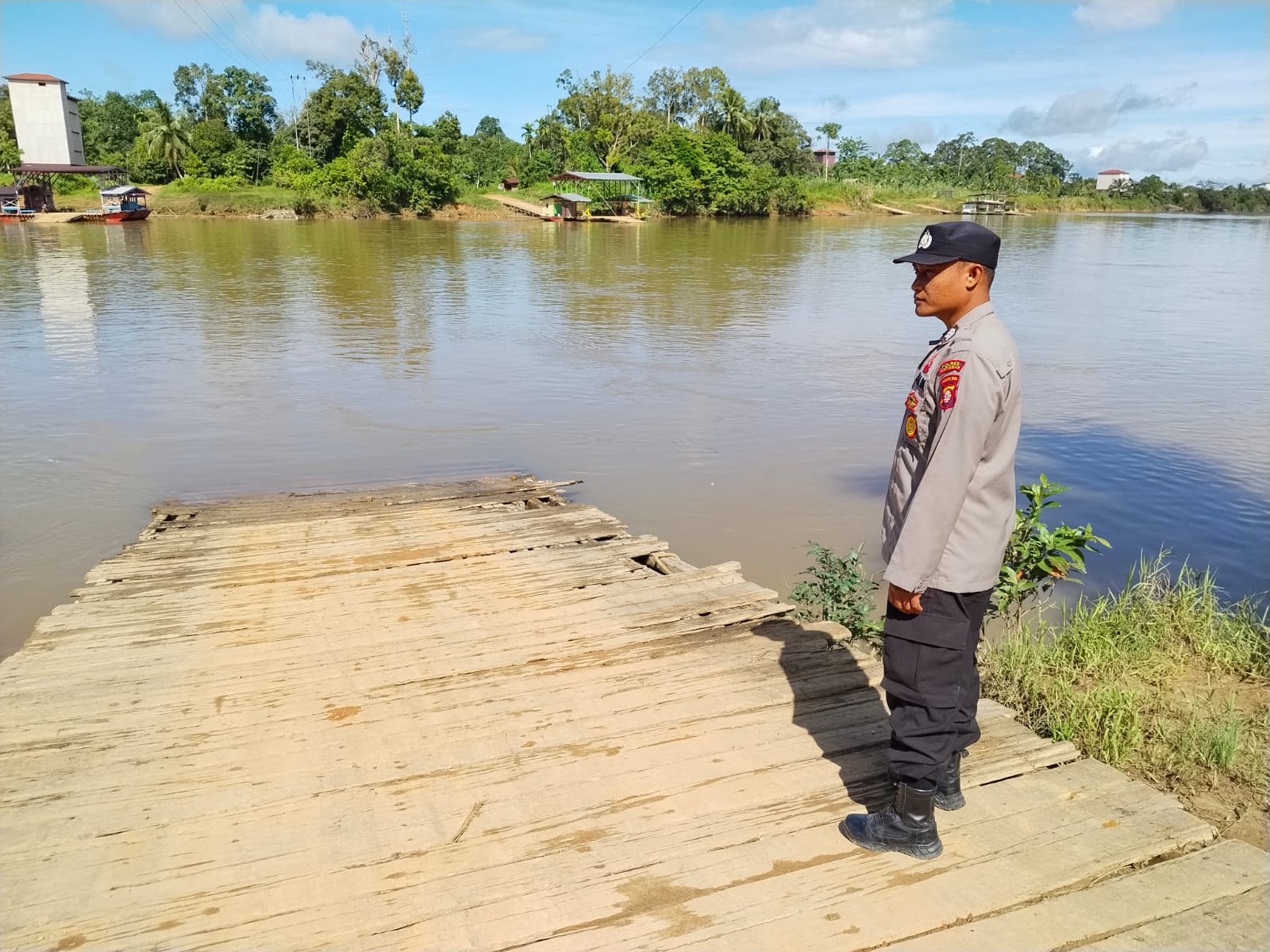 *Personil Polsek Sanaman Mantikei Rutin Cek Debit Air*
