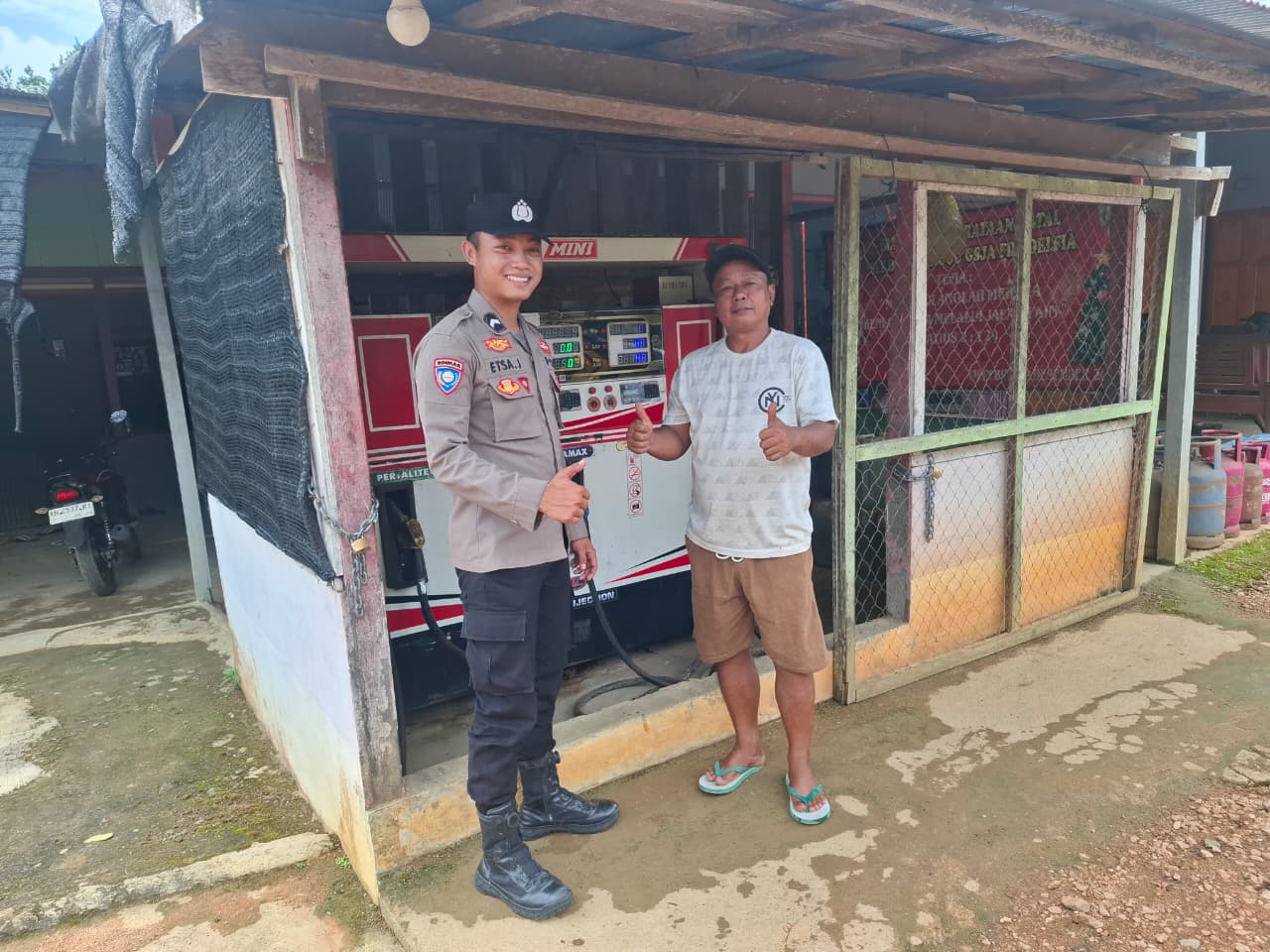 Personel Piket Polsek Lamandau Sambangi Masyarakat, Pererat Silaturahmi dan Sampaikan Pesan Kamtibmas