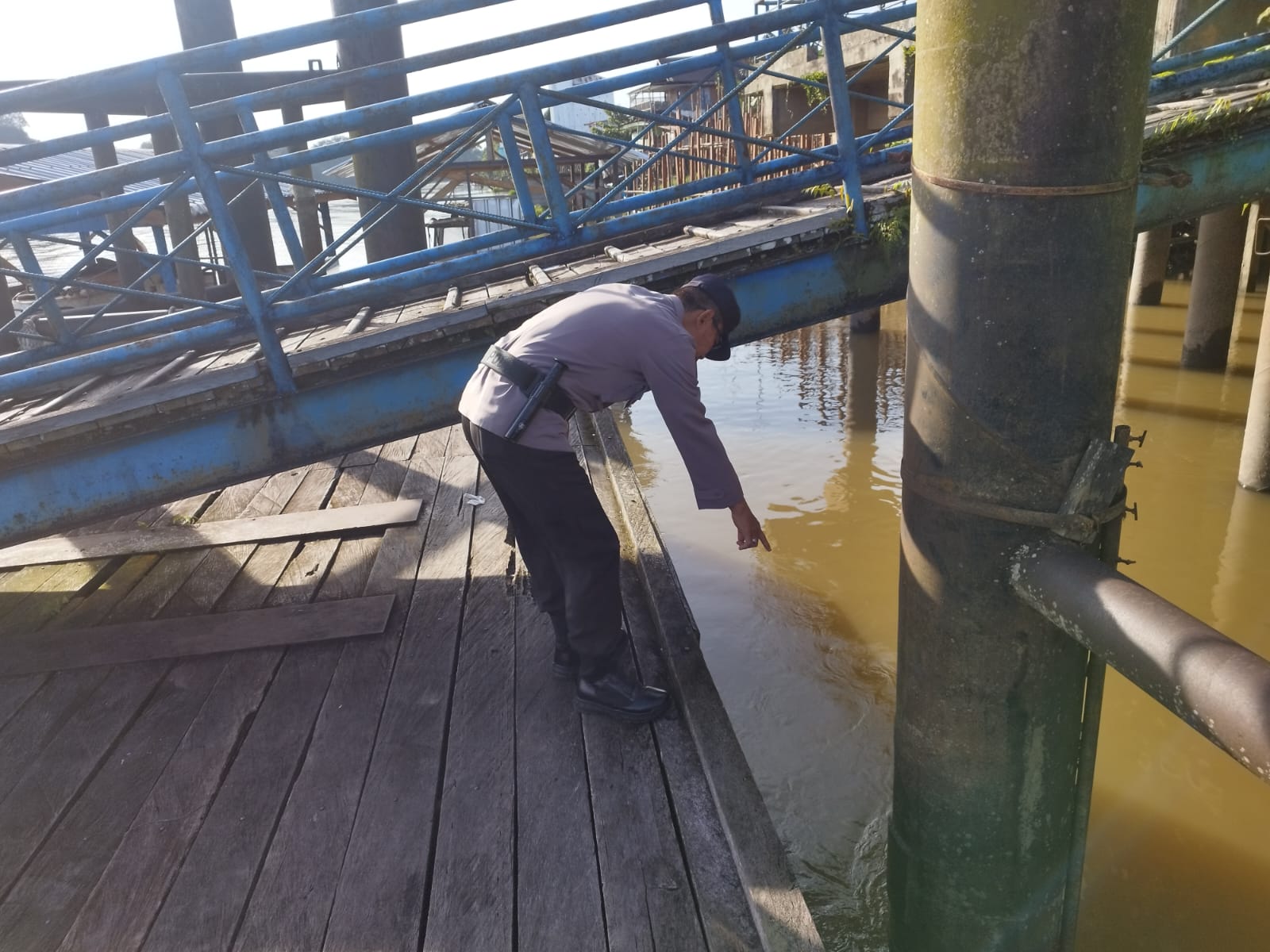 Piket Polsek Bulik Cek debit air di Kelurahan Nanga Bulik