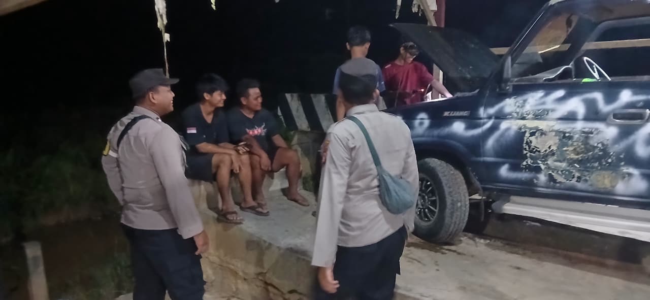 Personel Piket Polsek Lamandau Sambangi Masyarakat yang Bekerja di Bengkel
